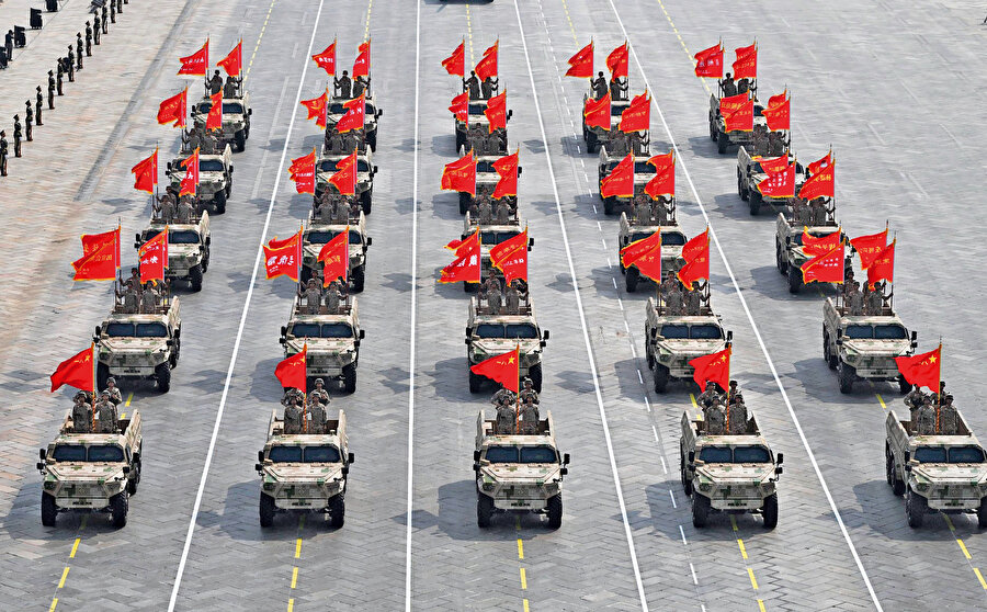 Yıllardır yumuşak güç olduğu, başka ülkelerin üzerinde tahakküm kurmadan win-win prensibiyle saygın ilişkiler kurduğu propagandasını yapan Çin’in 3 Eylül’deki Zafer Günü geçit törenini şayet izlediyseniz, bunca hazırlığın yumuşak güç teorisi ve de win-win prensibiyle ne denli uyum içinde olduğunu buyurun siz söyleyin!