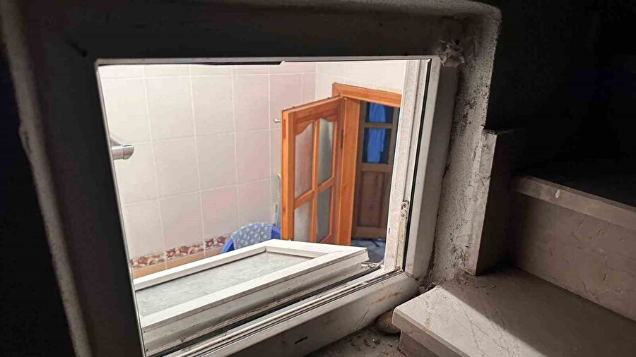 Maskeli bir kişi, 70 yaşındaki Ayşe K.’yi etkisiz hale getirip kolundaki iki altın bileziği alarak kaçtı.