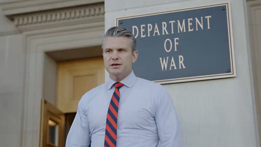 Pentagon’daki tabelalar, Başkan Donald Trump’ın kararnamesi sonrası “Savaş Bakanlığı” yazılı bronz levhalarla güncellendi.