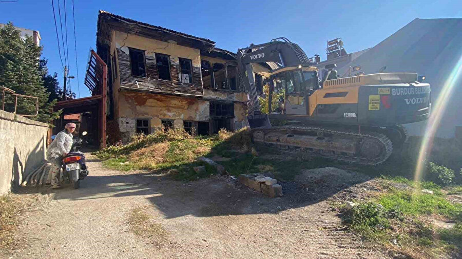  Metruk bina yıkımı yarıda kaldı, evime zarar geliyor dedi ortalığı birbirine kattı 