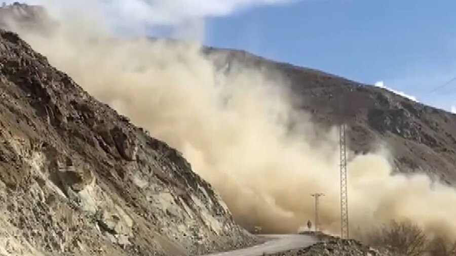 Tehlike oluşturan kayalar dinamit patlatılarak temizlendi.