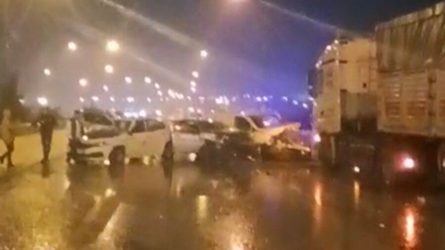 ​​Otoyolda 12 aracın karıştığı zincirleme kaza: 13 yaralı