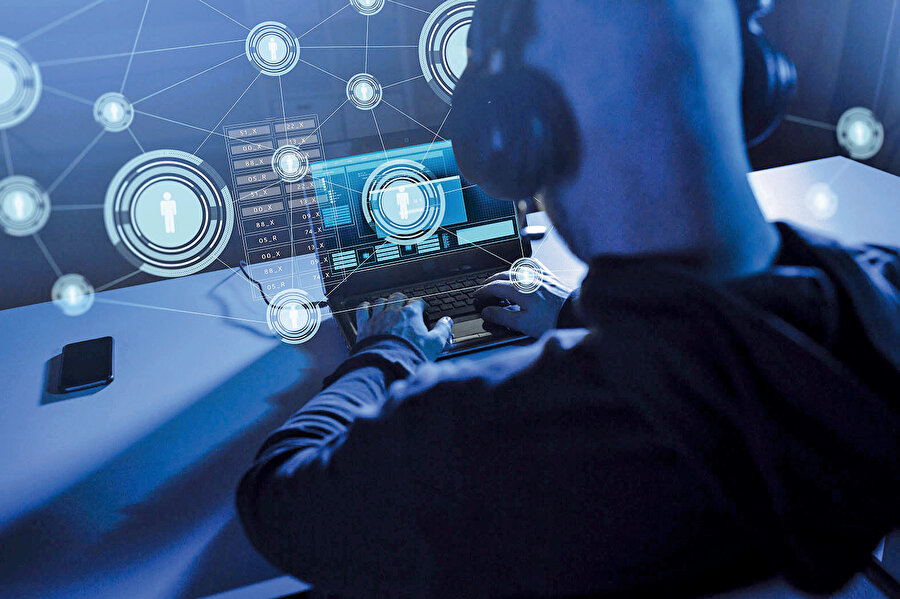 -	Polis istihbarat şubesinde görevli eski bir haber kaynağımla karşılaştım. Hal hatır sormanın ardından, “Ya arkadaş yeter artık İstanbul’a geri dönün” diyerek sitem etti. “Neden, ne oldu?” diye sorduğumda cevabı karşısında şoke oldum. “Bizde ‘çılgın kız’ adında bir dinleme cihazı var. “PKK, eylem, suikast, terör” gibi 5 bin seçilmiş kelimeden birini hangi telefonda söylerseniz cihaz otomatik olarak sizi dinlemeye alıyor ve bununla da kalmıyor, merkezi uyarmaya başlıyor. Sizin konuşmalarınızdan bıktık, gidin de rahat bir nefes alalım” dedi.