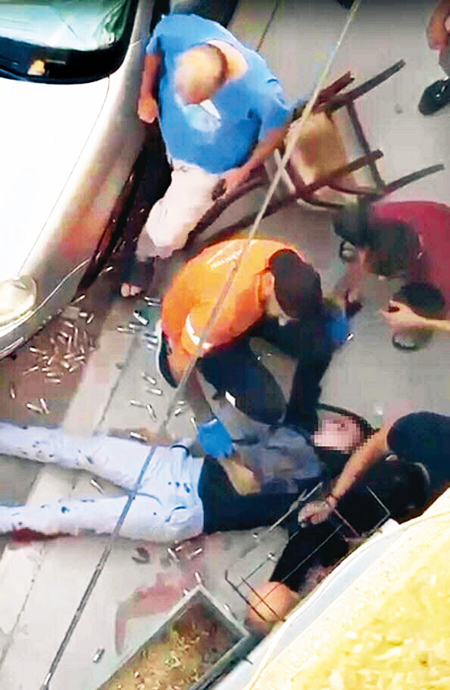 -	İddiaya göre E.B. tüm bu saldırıyı internette izlediği videolardan ilham alarak düzenlemiş. Terör örgütü DEAŞ ile ilk kez burada tanışmış, babasının av merakı silahlarla tanışmasına neden olmuş. İstanbul’da bir İranlı ile tanışmış hatta ona AK-47 veya kalaşnikof marka otomatik silah temin edip edemeyeceğini sormuş. Haftalık harçlığı silahları almaya yetmeyince, babasının av tüfeği ile saldırıyı gerçekleştirmek zorunda kalmış.