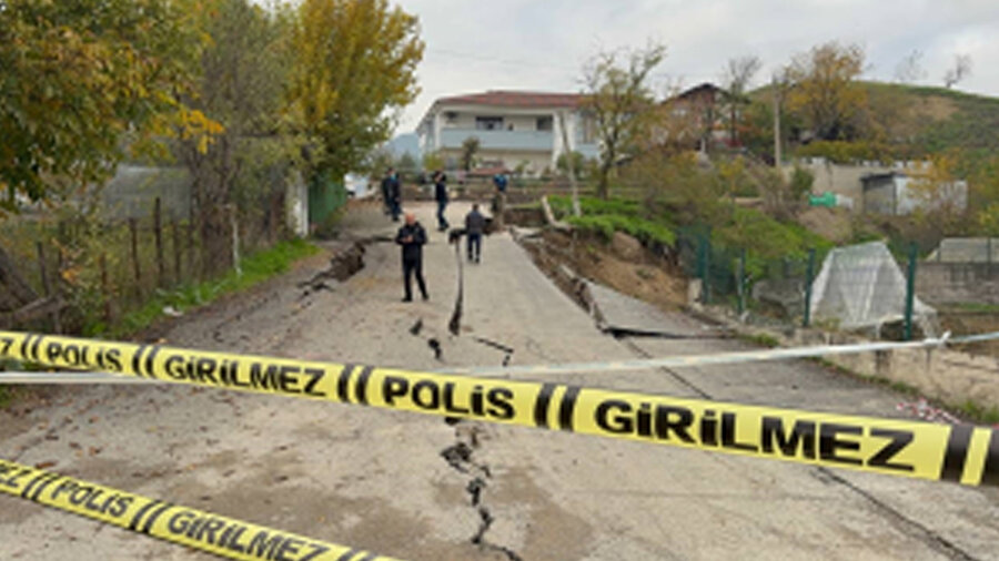 ​Karabük'te okul inşaatı yanında yol çöktü