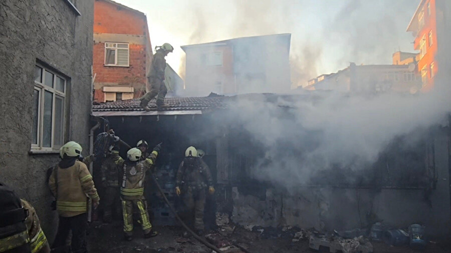 Ümraniye'de iş yeri deposunda çıkan yangın söndürüldü