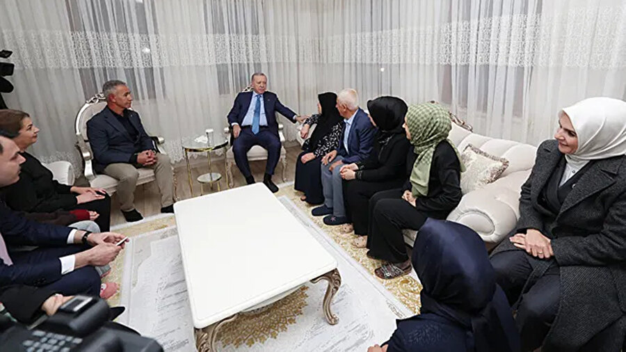 Cumhurbaşkanı Erdoğan'dan depremzede aileye ev ziyareti