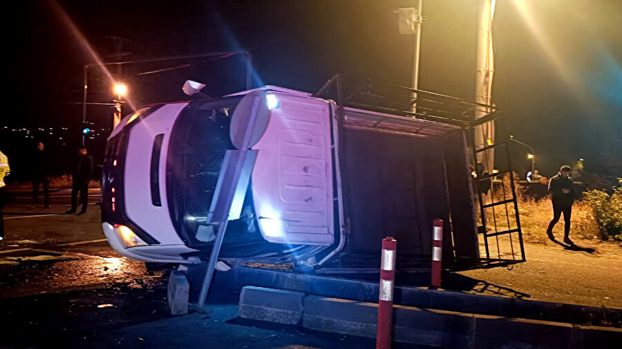 Kars'ta kamyonet ile pikabın çarpıştığı kazada üç kişi yaralandı