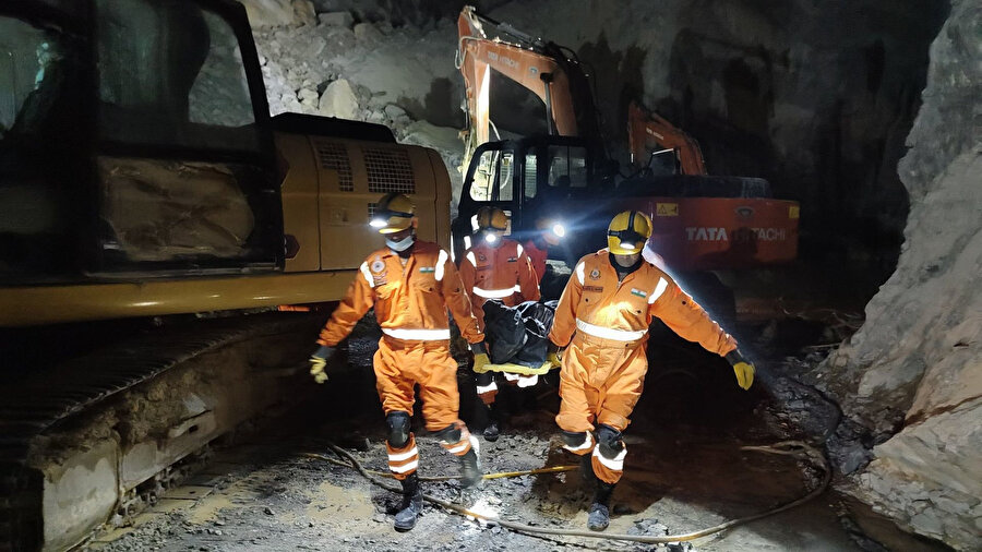 Sonbhadra bölgesinde yaşanan olay sonrası arama-kurtarma ekipleri gece boyunca çalışmalarını sürdürdü.