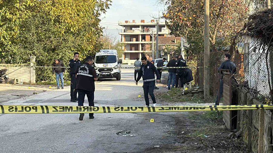 Düzce’nin Koçyazı Mahallesi’nde amca çocukları arasında başlayan kavga, aile bireylerinin de müdahalesiyle silah ve bıçak kullanımına dönüştü.