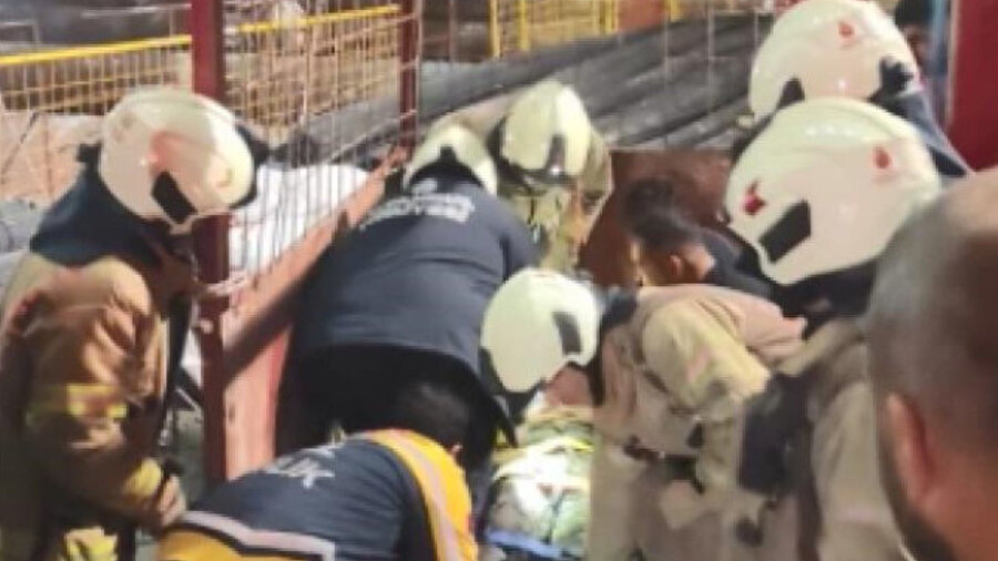 ​Beyoğlu Meclisi Mebusan Caddesi’ndeki M7 metro inşaatında iskele devrildi.