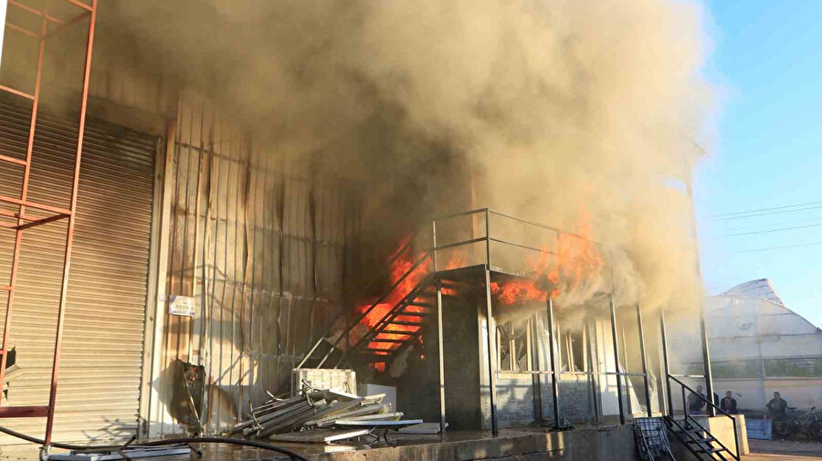 Antalya’da mobilya üretim tesisinde yangın: Çalışanlar panik yaşadı