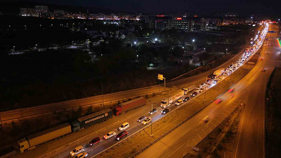 Ara tatil bitti yolculuk başladı: 43 ilin geçiş noktasında trafik kilitlendi