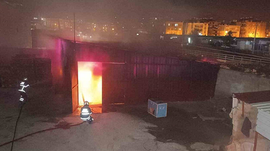 Alevlere teslim olan prefabrik yapı kullanılmaz hale geldi .