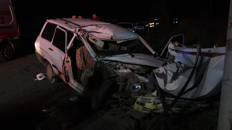 Alkollü sürücünün kullandığı otomobil elektrik direğine çarptı; Anne ve kızı yaralandı