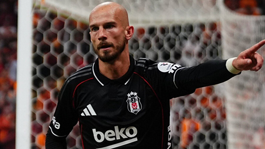 Beşiktaşlı Cerny'den olay hareket: Formadaki armayı kapattı