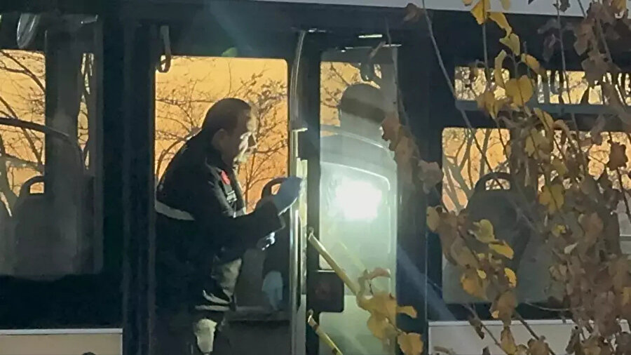 Belediye otobüsünde, eşinin gözü önünde bıçaklandı