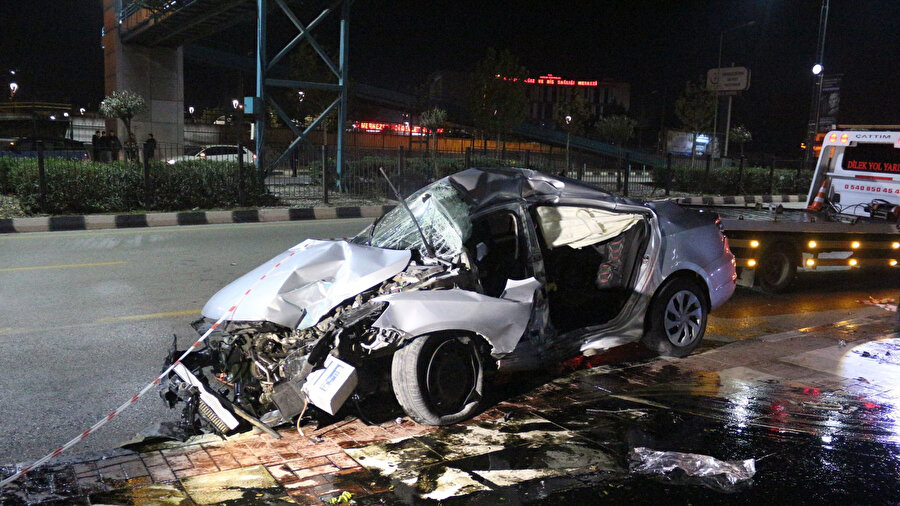 Otomobilin üst geçidin ayağına çarpması sonucu 1 kişi yaşamını yitirdi, araçta bulunan 3 kişi ağır yaralandı. 