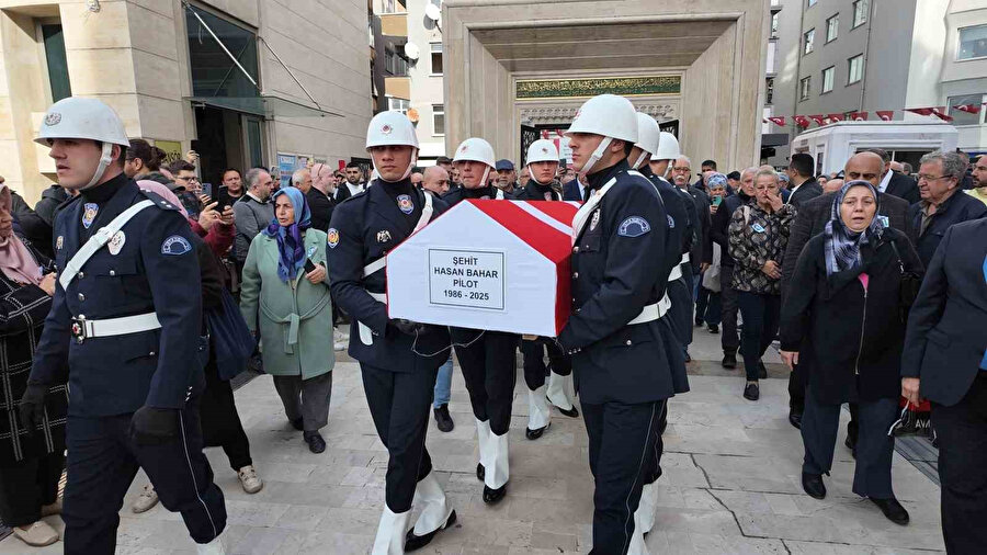 Şehit Pilot Hasan Bahar'ın naaşı helallik için evinin önüne getirildi