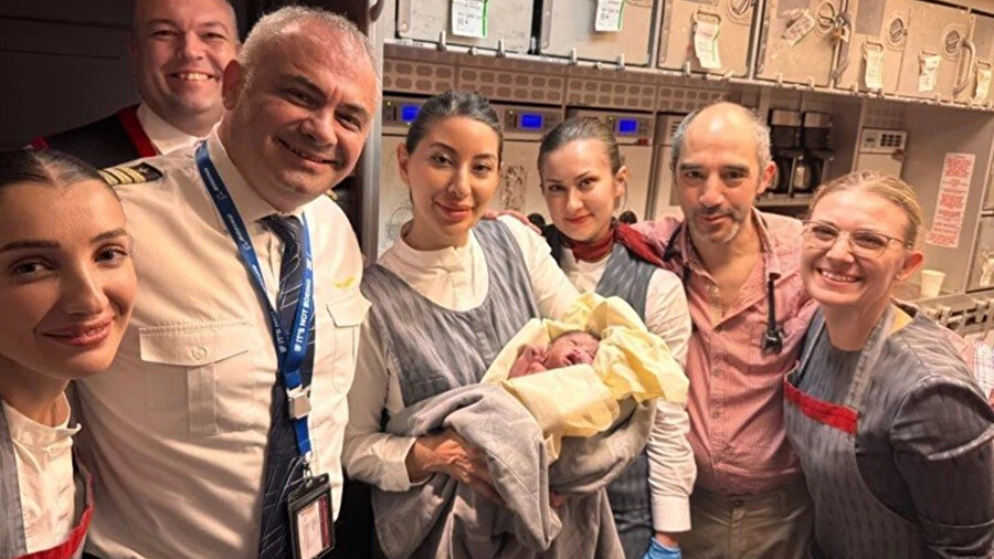 Havada doğurdu! THY uçağında anne oldu