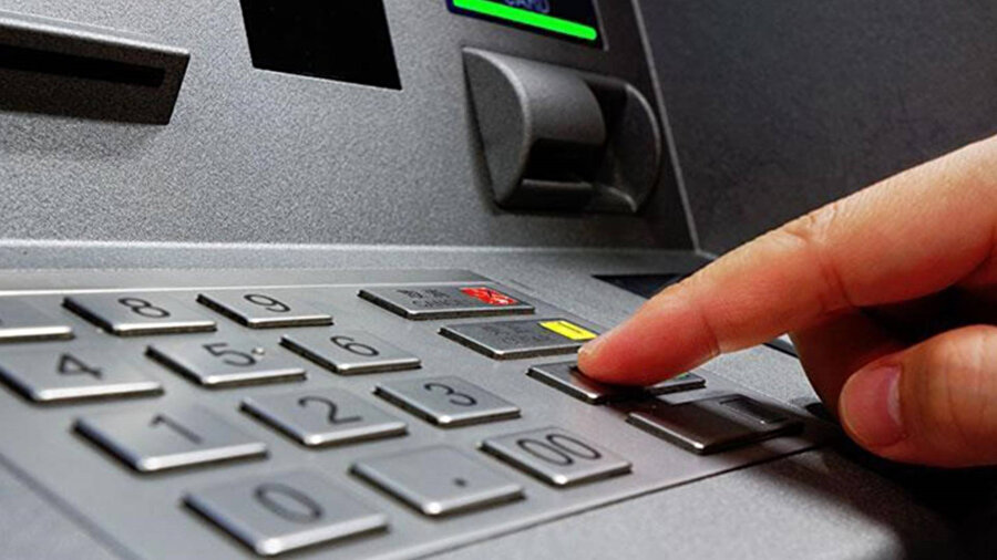 İstanbul'da ATM'de işlem yapan turistin kartının çalınmasına ilişkin 2 şüpheli yakalandı.