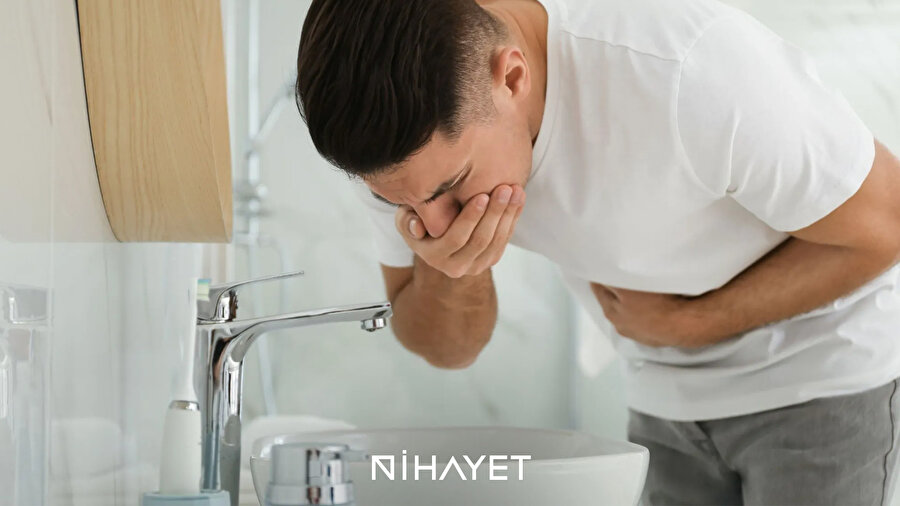 👀 Kanlı ishal, yüksek ateş, yutkunma zorluğu veya şiddetli halsizlik gibi ciddi belirtiler gördüğünüzde derhal bir sağlık kuruluşuna başvurmak kritik önem taşır.