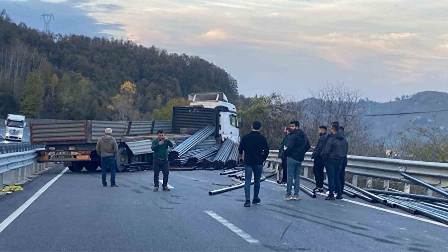 Zonguldak'ta demir yüklü tır bariyerlere çarptı, yol trafiğe kapandı