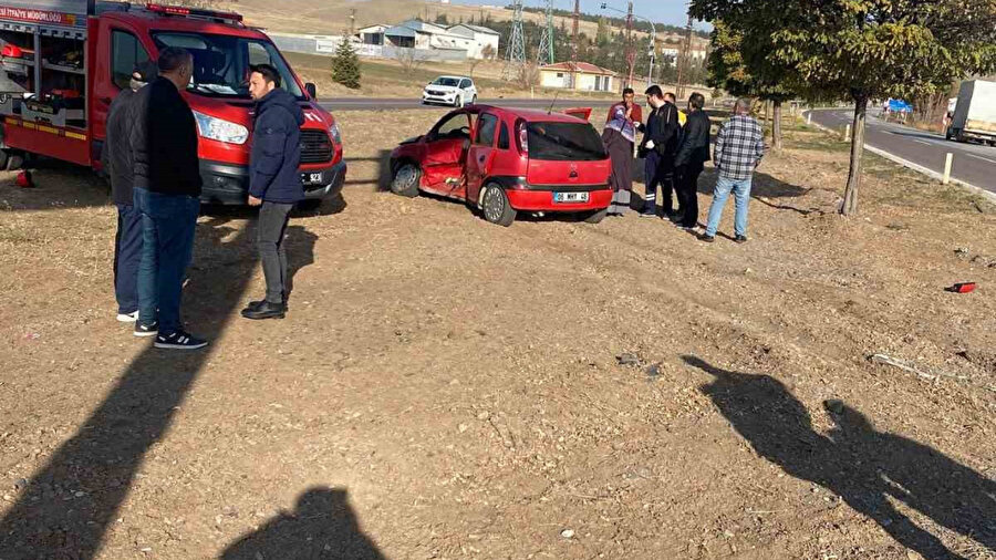 Kaza, Çankırı-Ankara karayolu Kızılırmak Kavşağı’nda meydana geldi. Edinilen bilgiye göre, E.S. (42) yönetimindeki 18 ABA 946 plakalı hafif ticari araç ile Ö.E.’nin (66) yönetimindeki 06 MHY 46 plakalı otomobil çarpıştı. Kazada, sürücüler ve araçlarda bulunan Ö.S. (44), A.S. (70) ve H.E. (60) yaralandı. İhbar üzerine olay yerine sağlık, itfaiye ve jandarma ekibi sevk edildi. Sağlık çalışanları tarafından ilk müdahalesi olay yerinde yapılan yaralılar Çankırı Devlet Hastanesi’ne kaldırıldı. Yaralılardan Ö.E., tüm müdahalelere rağmen kurtarılamadı.
Kazayla ilgili inceleme başlatıldı.