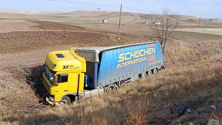 Kırıkkale'de tır devrildi: Bir yaralı