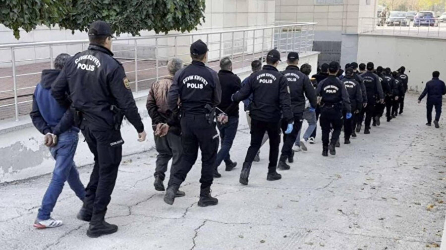 Altın ve kıymetli maden ticaretinde kota ve mevzuat dışı işlem yaptığı iddia edilen 21 zanlı yakalandı.