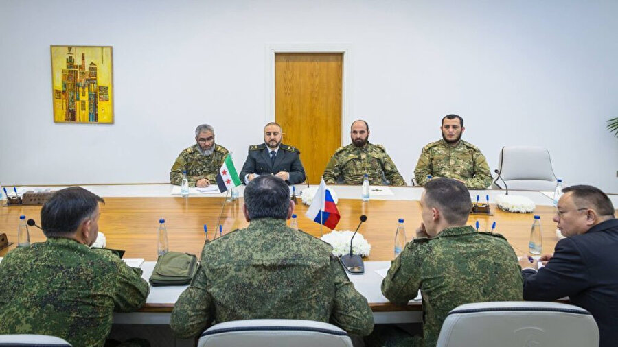 Murhaf Ebu Kasra (soldan ikinci)