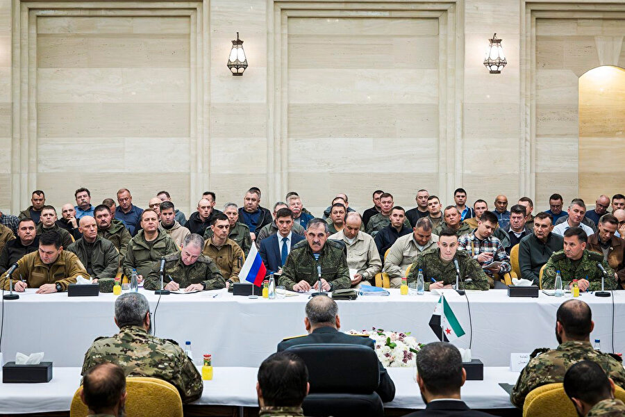 Yunus-bek Yevkurov (sağdan üçüncü)