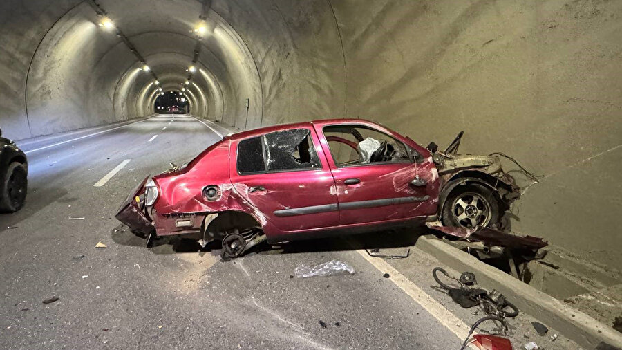Tünelde feci kaza: İbre takılı kaldı, saatte 200 km hızla duvara çarptı, motor yerinden çıktı! İki yaralı