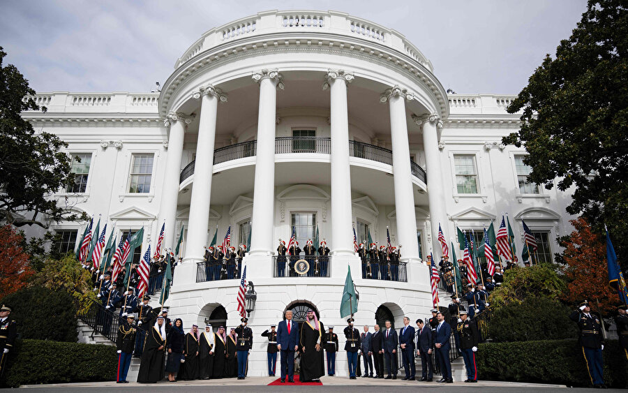 Trump ve Veliaht Prens, yaklaşık 40 dakika boyunca kameralar önünde, Middle East Eye ve Washington Post köşe yazarı Cemal Kaşıkçı cinayetinden yapay zeka çiplerine ve silah satışlarına kadar hemen her konuda gazetecilerin sorularını yanıtladı.