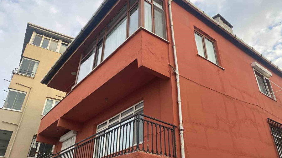 Beykoz’da duvarları ve zemini çatlayan iki bina mühürlenerek tahliye edildi