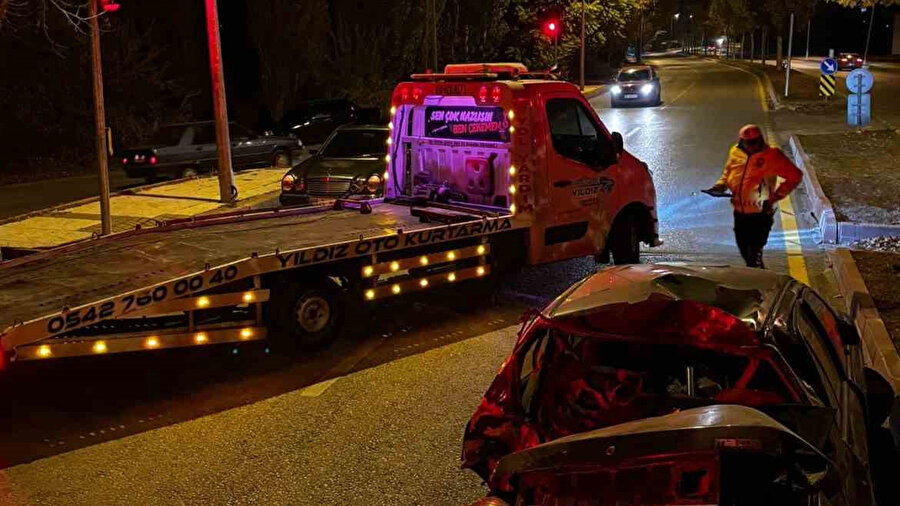 Kırşehir’de otomobil kaldırıma çarpıp takla attı: Bir yaralı