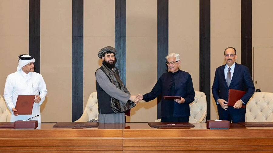 Afganistan Savunma Bakanı Molla Muhammed Yakub Mücahid ve Pakistan Savunma Bakanı Havace Muhammed Asif, Katar ve Türkiye'nin arabuluculuğunda gerçekleştirilen müzakereler sırasında, 19 Ekim 2025'te Katar'ın başkenti Doha'da ateşkes anlaşmasının imzalanmasının ardından el sıkışıyor.