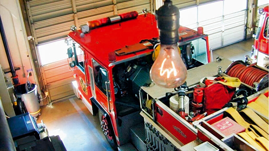 Kaliforniya eyaletindeki Livermore şehrinde 1901 yılında bir itfaiye istasyonunda kullanılmaya başlanan ampul aralıksız 1 milyon saatin üstünde bir süredir hâlâ yanıyor. Yani ampulün icadından çok kısa bir süre sonra gelinen teknolojiye bakınca 2 bin 500 saat devede kulak bile kalmıyor.