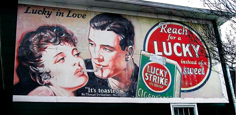 American Tobacco şirketi 1929’da ünlü reklamcı Edward Bernays’in kapısını çalıp daha fazla sigara satmak için neler yapabileceklerini sordu. O da “kadınlara da satın” dedi.