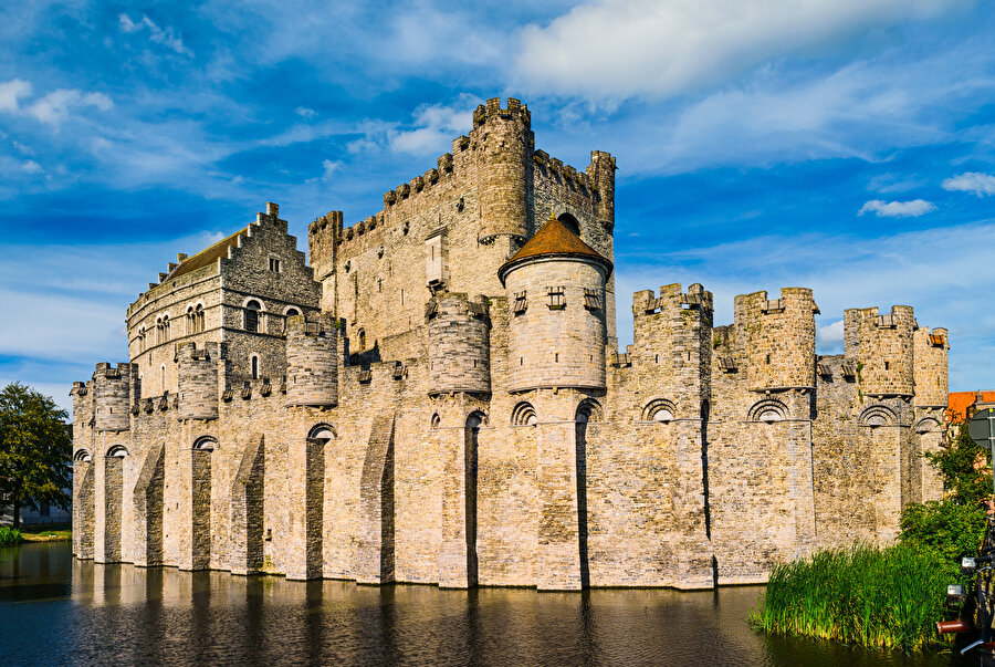 Gent sadece tarih kokan bir şehir değil, aynı zamanda çağdaş sanatla iç içe.