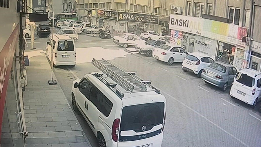 Kayseri Kocasinan’da kontrolsüz araç çarpışması: Dur levhası dikkate alınmadı