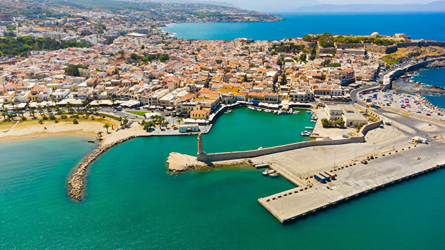 Bugün Girit, Yunanistan’ın bir parçası olsa da barındırdığı çeşitlilik onu yeniden ve farklı gözlerle okumayı gerektirir.