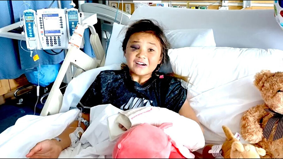 Vücudundaki metal plakalarla sahaya çıktı. Düşüş, hikâyesinin sonu değil, dönüşünün başlangıcı oldu.