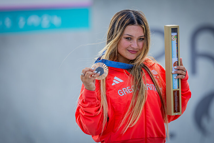 13 yıl 28 günlükken bronz madalya aldı ve Britanya tarihinin en genç Olimpiyat madalyalısı oldu.