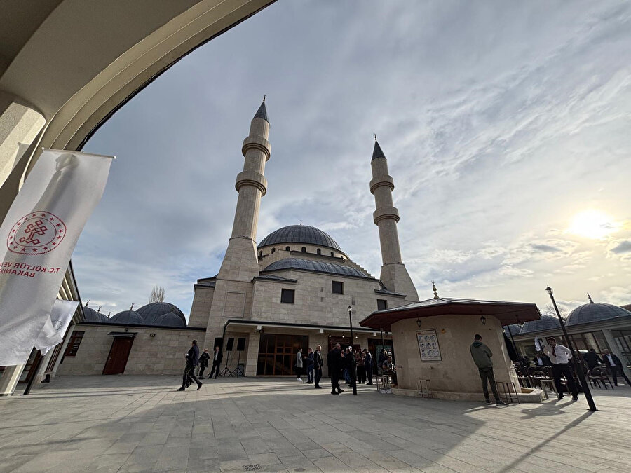 Kırcaali'de inşa edilen cami, Bulgaristan genelinde külliyesi bulunan tek cami.