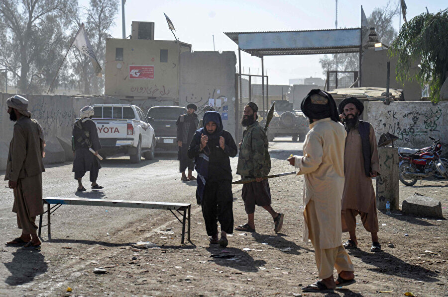 Pakistan ile Afganistan arasında yaşanan son sınır çatışmalarının ardından 15 Ekim 2025'te duyurulan 48 saatlik ateşkes, taraflar arasında Türkiye ve Katar'ın desteğiyle Katar'ın başkenti Doha'da yapılan müzakerelerin sonuna kadar uzatılmıştı.