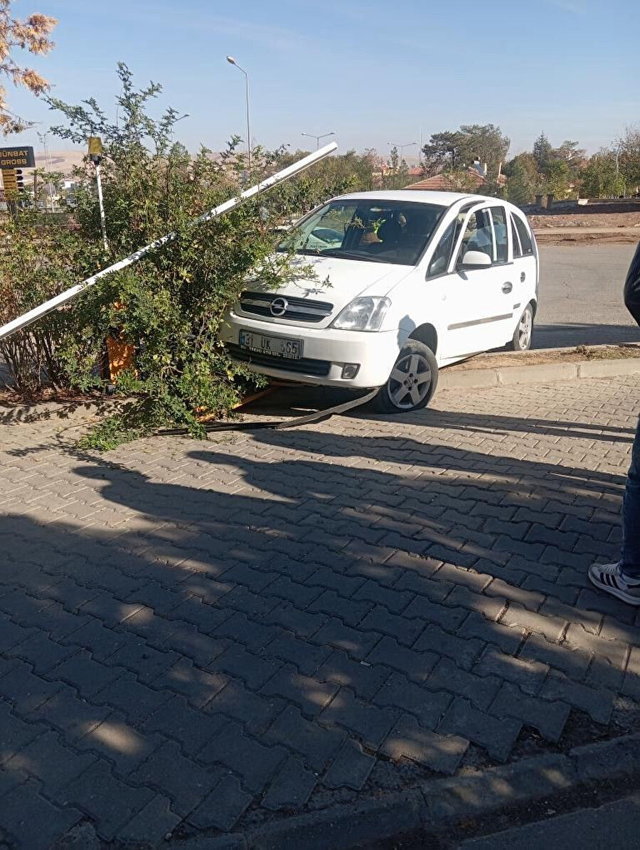 Hastane bahçesine girmek isterken kazaya sebep oldu: Otomobil refüje çıktı