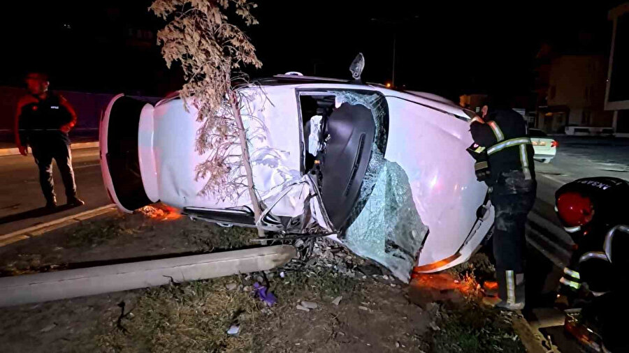 Feci kazada kontrolden çıkan otomobil, direği ve ağacı devirdi: İki kişi yaralandı