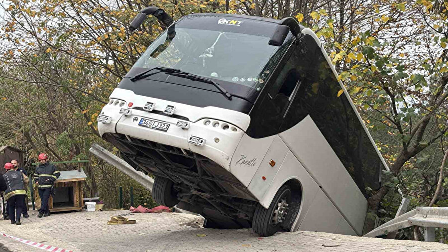 Kartepe’de tur otobüsü şarampolde asılı kaldı! Facia son anda önlendi