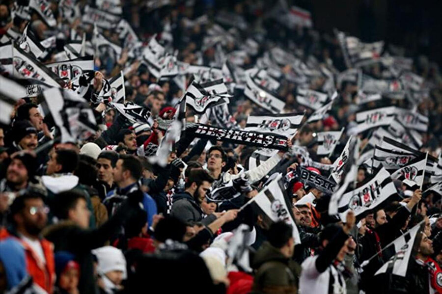 Yönetime ve Salih'e büyük tepki: Beşiktaş tribünleri karıştı